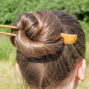 J'ai les cheveux longs, dois-je les attacher ?